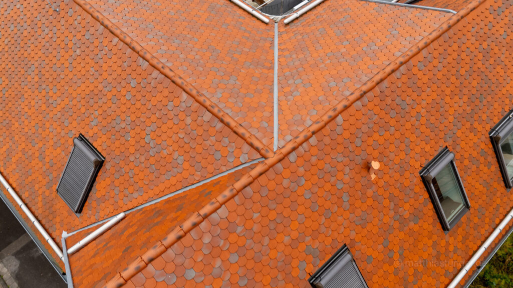 Hausdach von oben, eingedeckt mit Biberschwanzziegeln