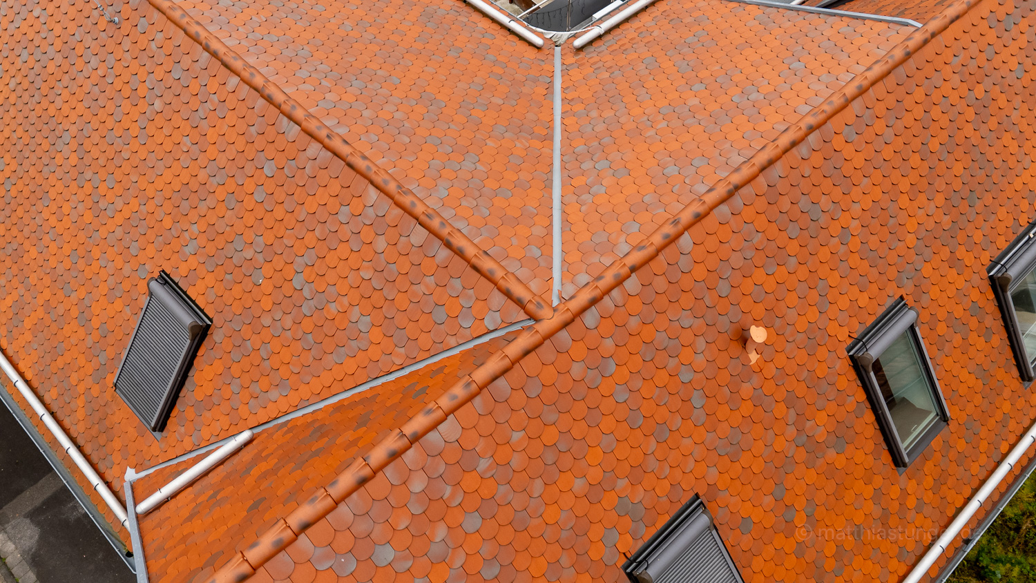 Hausdach von oben, eingedeckt mit Biberschwanzziegeln