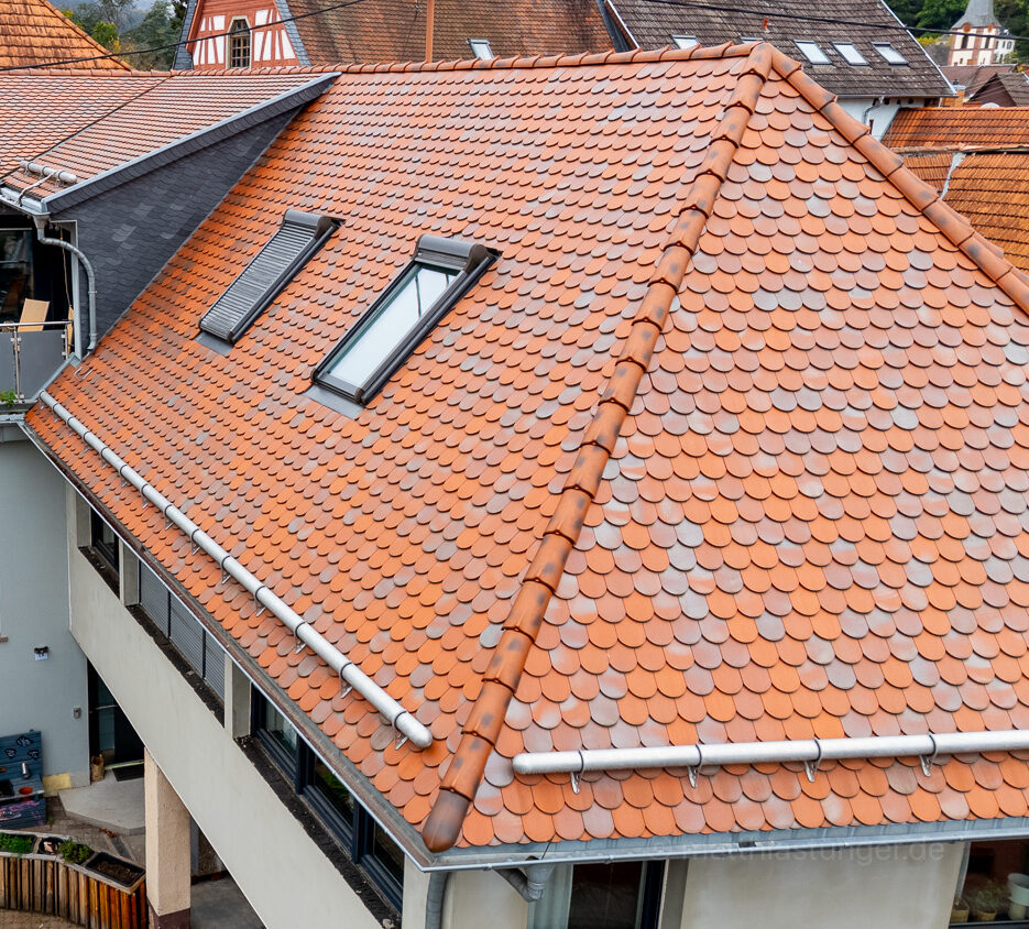 Biberschwanz Tonziegeldach, seitenansicht mit Drohne fotografiert von matthias tunger, dachfenster und Balkongaube