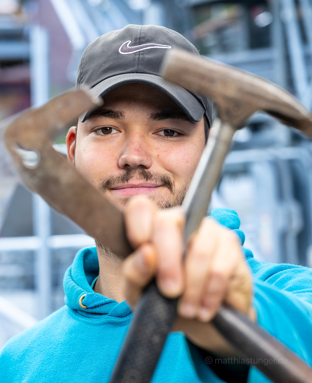 Portrait eines Dachdeckers mit Handwerks Werkzeugen