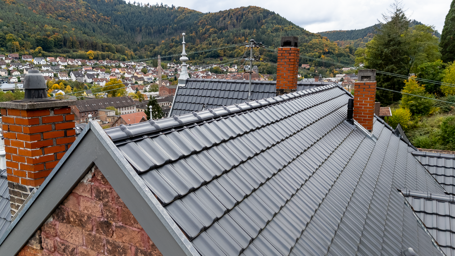 Bild eines Dachgiebels mit schwarzen Frankfurter Pfanne Dachziegeln