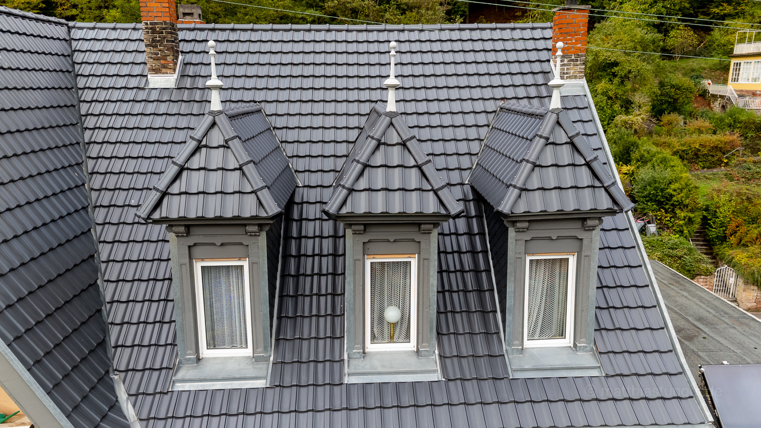 Hausdach mit Gauben denkmalgeschützt in schwarz