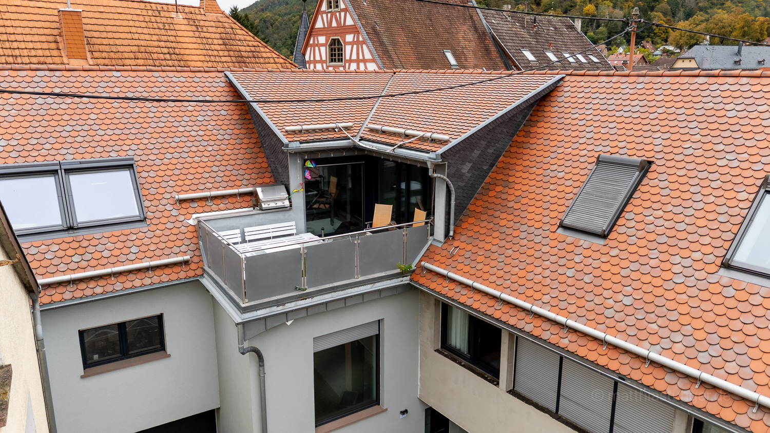 Drohnenaufnahme eines Hausdach mit roten Biberschwanz Dachziegeln