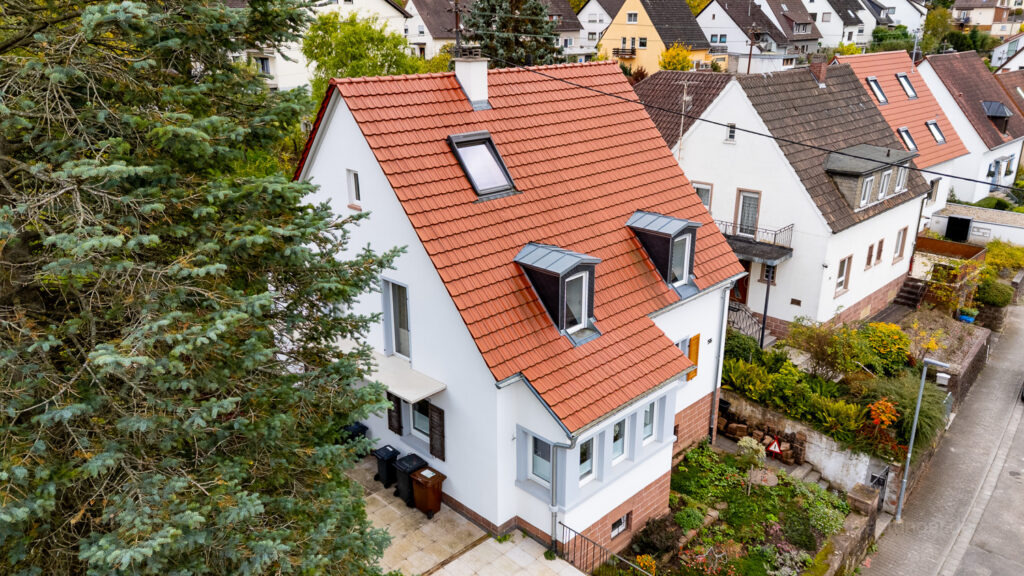 Hausdach neu eingedeckt mit Frankfurter Pfanne in rot