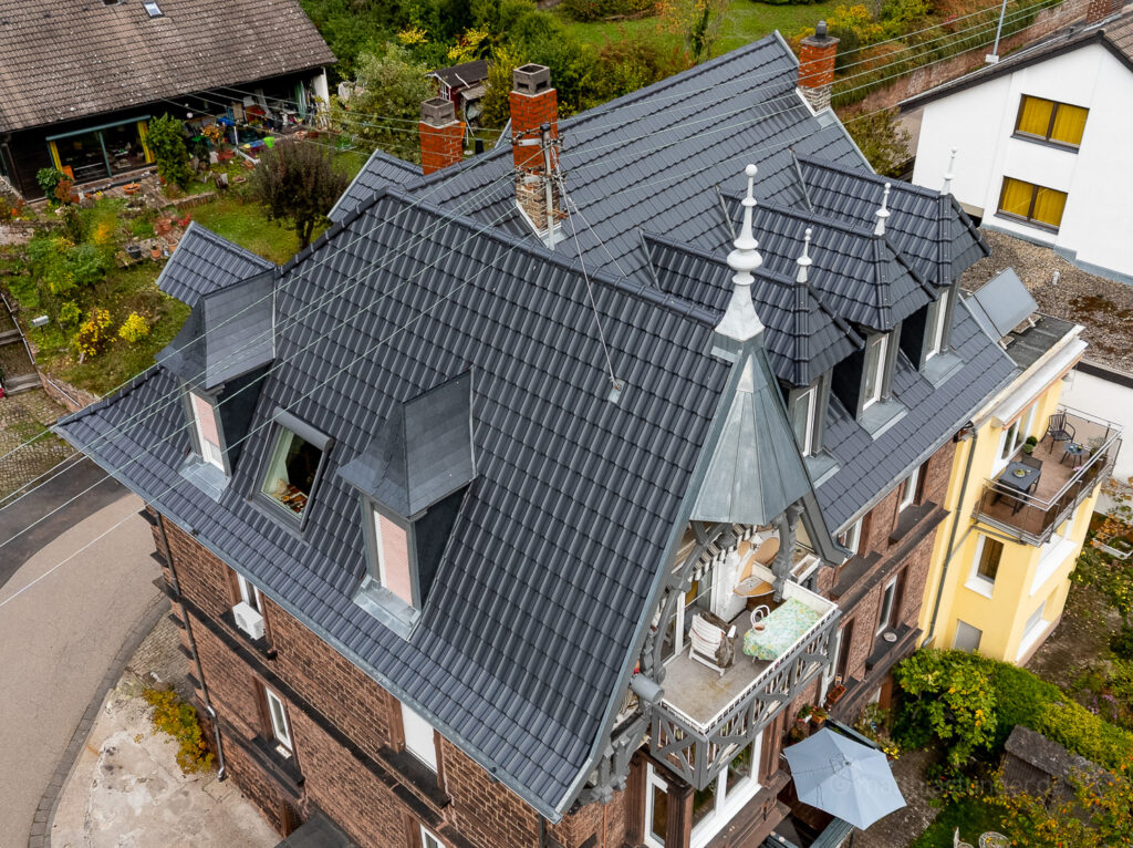 Großes historisches Hausdach schwarz mit Denkmalschutz Vogelperspeiktive