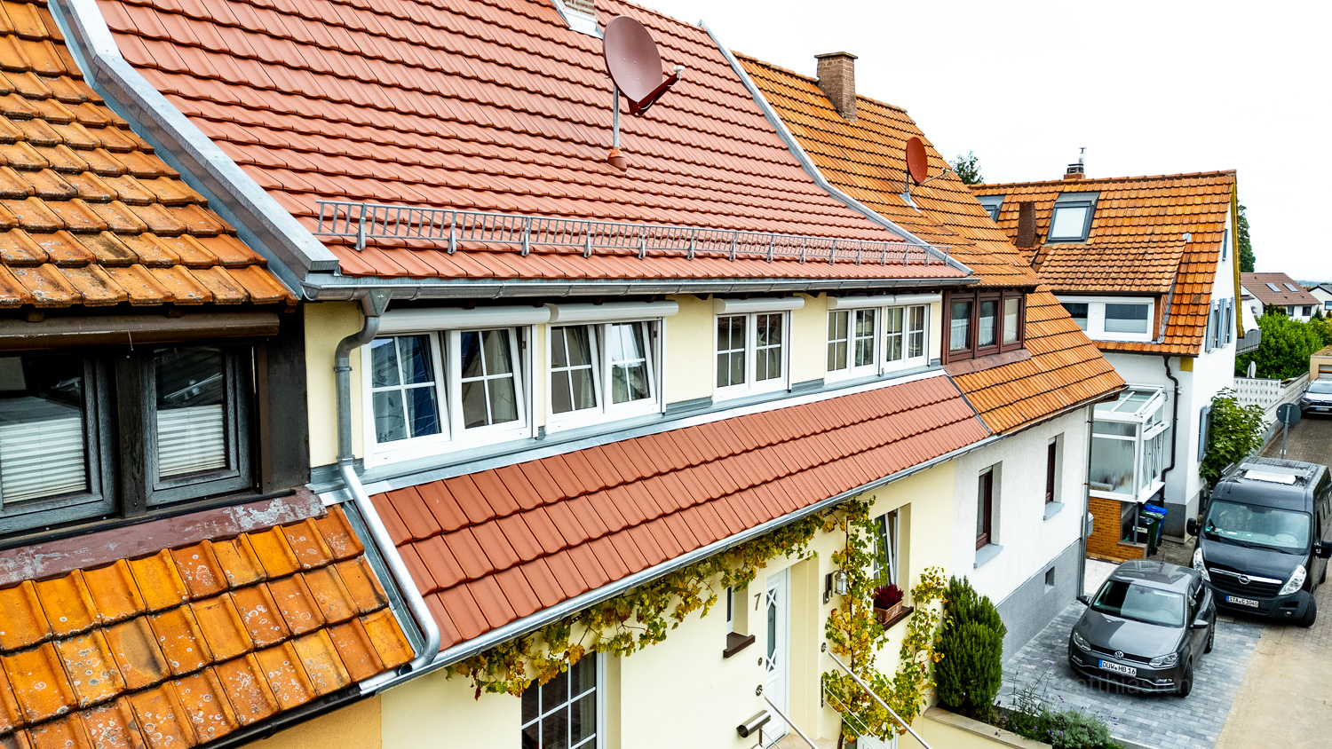 Reihenhaus in der Mitte mit neuer Dacheindeckung