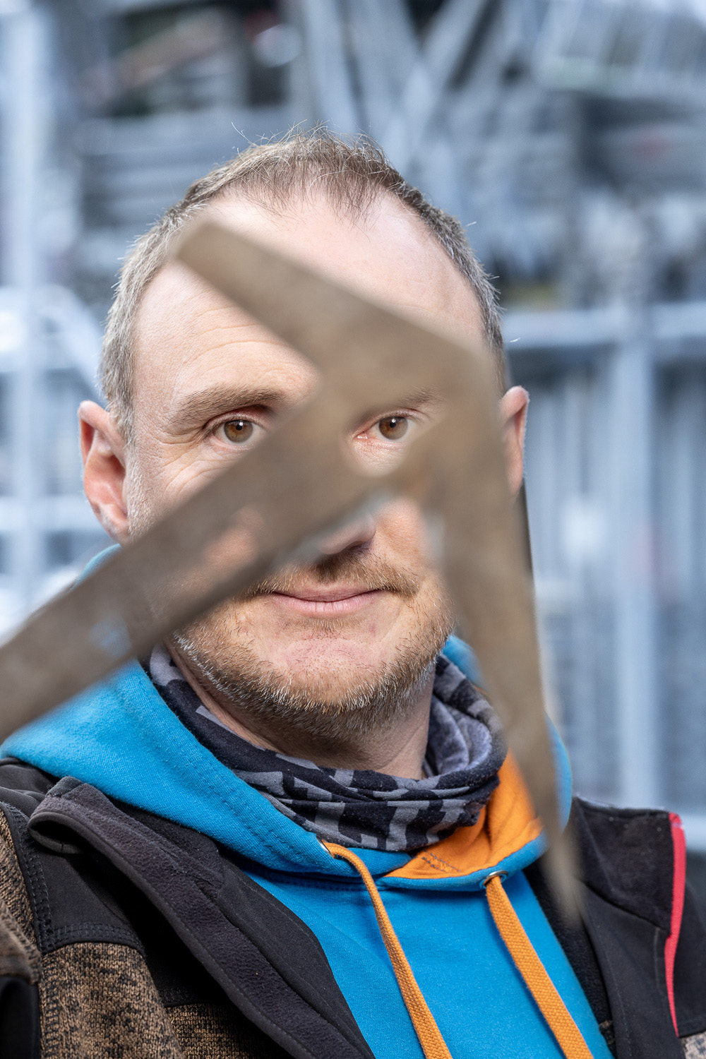 Portrait von Robert Speiger Dachdeckermeister mit Werkzeug